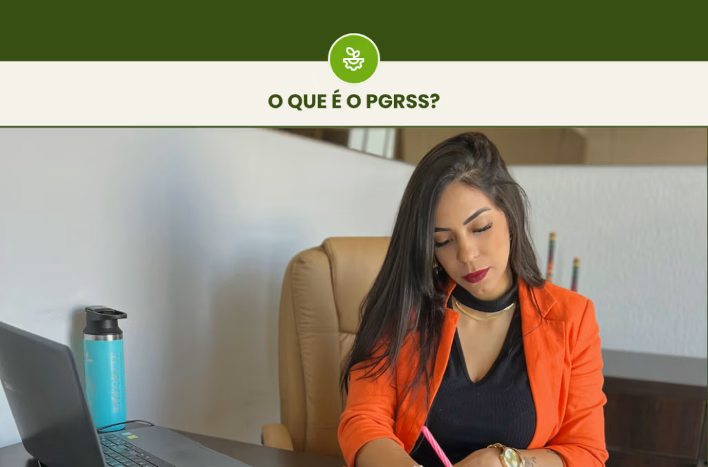 PGRSS: o que é, quem precisa e como regularizar sua empresa 3 Consultora BioFortte escrevendo em uma mesa com notebook. No cabeçalho: O que é o PGRSS?