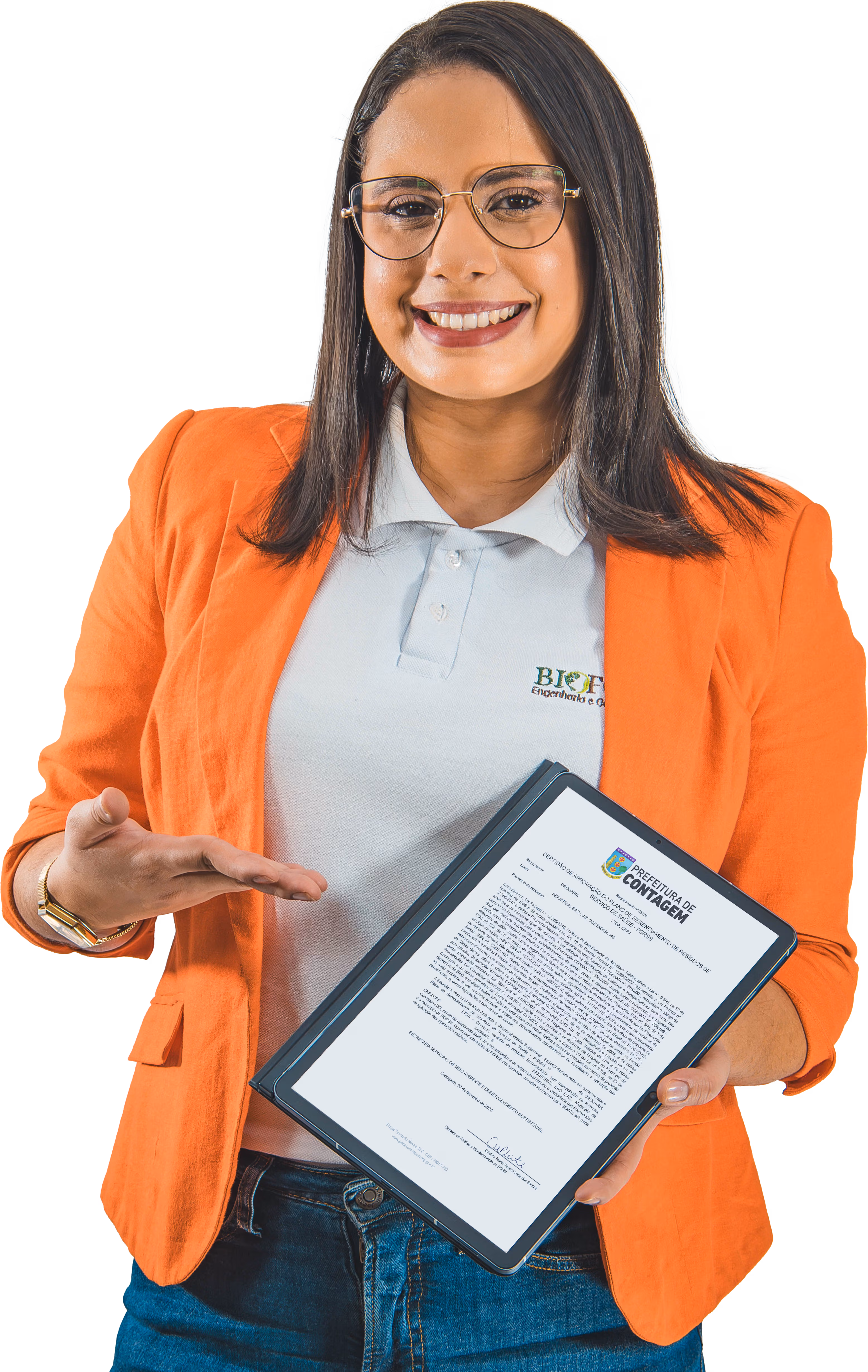 Consultora Biofortte sorrindo enquanto apresenta documento PGRSS digital em tablet.