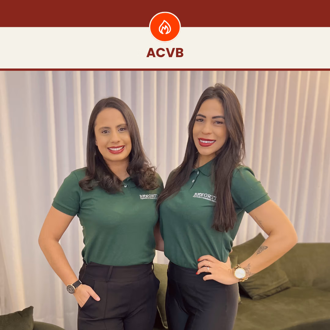 Consultoras da BioFortte sorridentes com camisas polo verdes, em um fundo corporativo. No topo: AVCB.