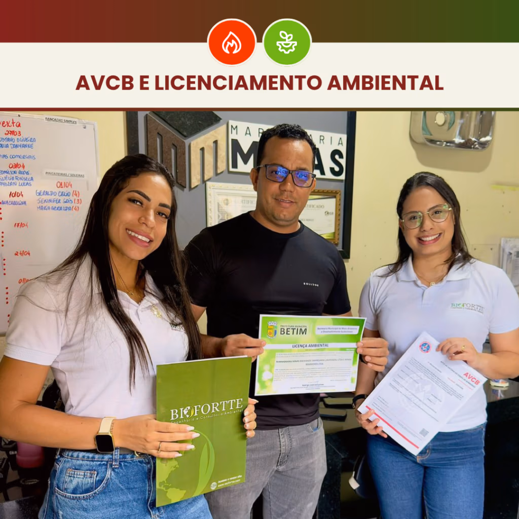 AVCB e Licença Ambiental para Marmoraria em Betim 5 Consultoras da Biofortte e cliente exibindo documentos de AVCB e licenciamento ambiental em ambiente corporativo. No topo: AVCB e licenciamento ambiental.