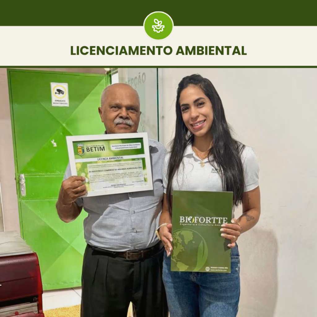 Licenciamento Ambiental: Case de Sucesso no Setor de Fertilizantes em Betim 2 Cliente segurando certificado de licenciamento ambiental de Betim ao lado de consultora da BioFortte com pasta verde. No topo: Licenciamento ambiental.