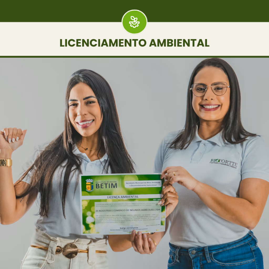 Licença Ambiental e Regularização de Lava-Jato realizada pelo Método BioFortte+ 4 Consultoras da Biofortte sorrindo enquanto apresentam certificado de licenciamento ambiental em fundo neutro. No topo: Licenciamento ambiental.