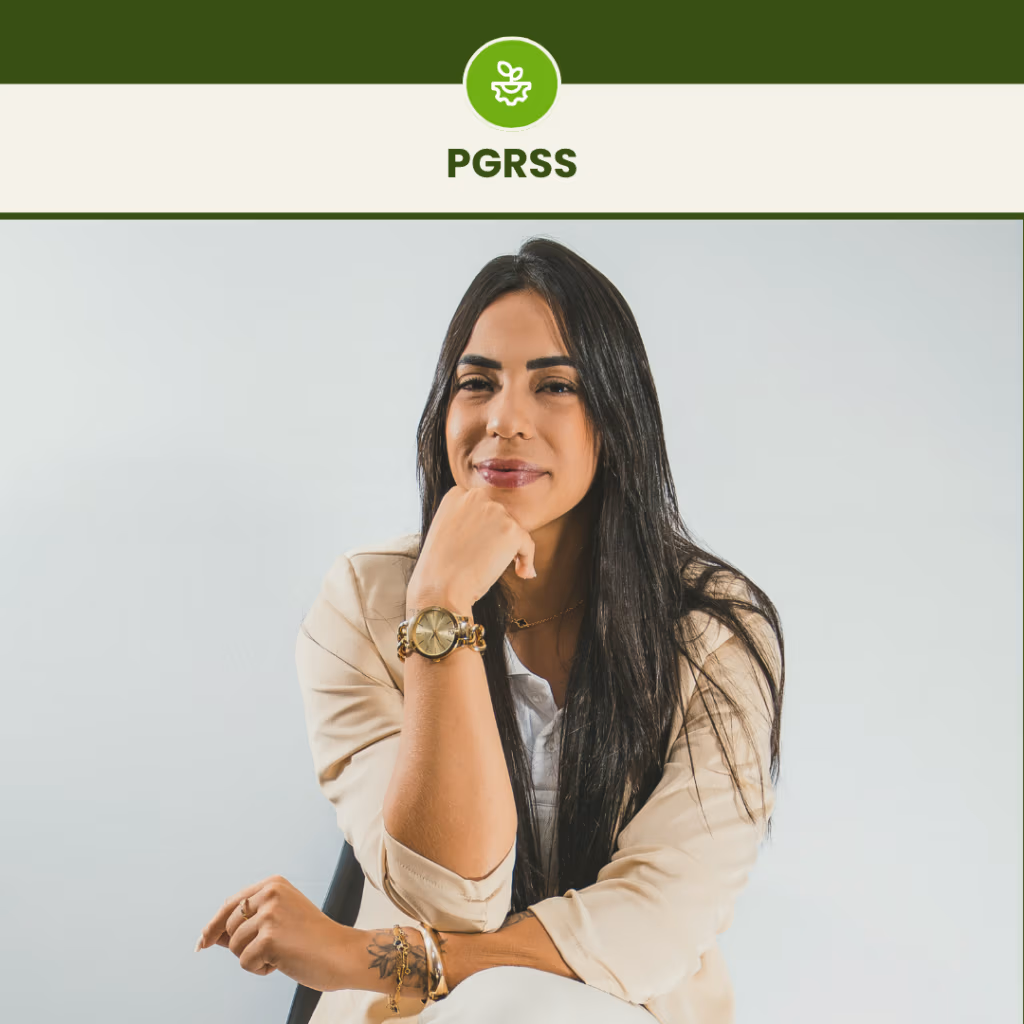 PGRSS para Clínica Odontológica em Belo Horizonte 9 Consultora da BioFortte em retrato corporativo, apoiando o rosto sobre a mão e olhando para a câmera. No topo: PGRSS.