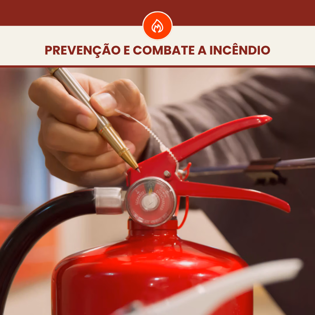 Mão segurando caneta enquanto realiza inspeção ou verificação em extintor de incêndio vermelho. No topo: Prevenção e combate a incêndio.