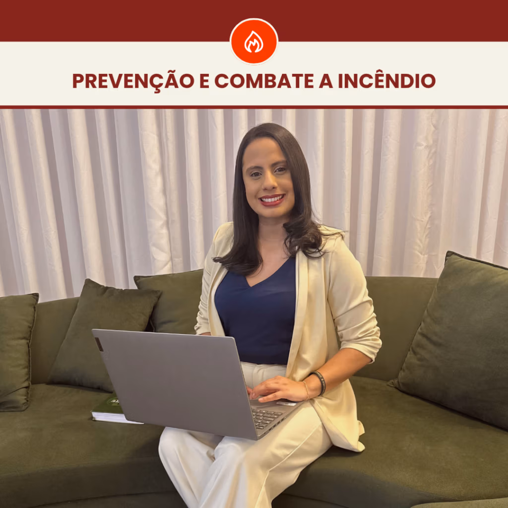 Projeto de incêndio e AVCB para lar de idosos em Contagem 9 Consultora da BioFortte sorrindo enquanto utiliza notebook sentada em sofá de ambiente corporativo. No topo: Prevenção e combate a incêndio.