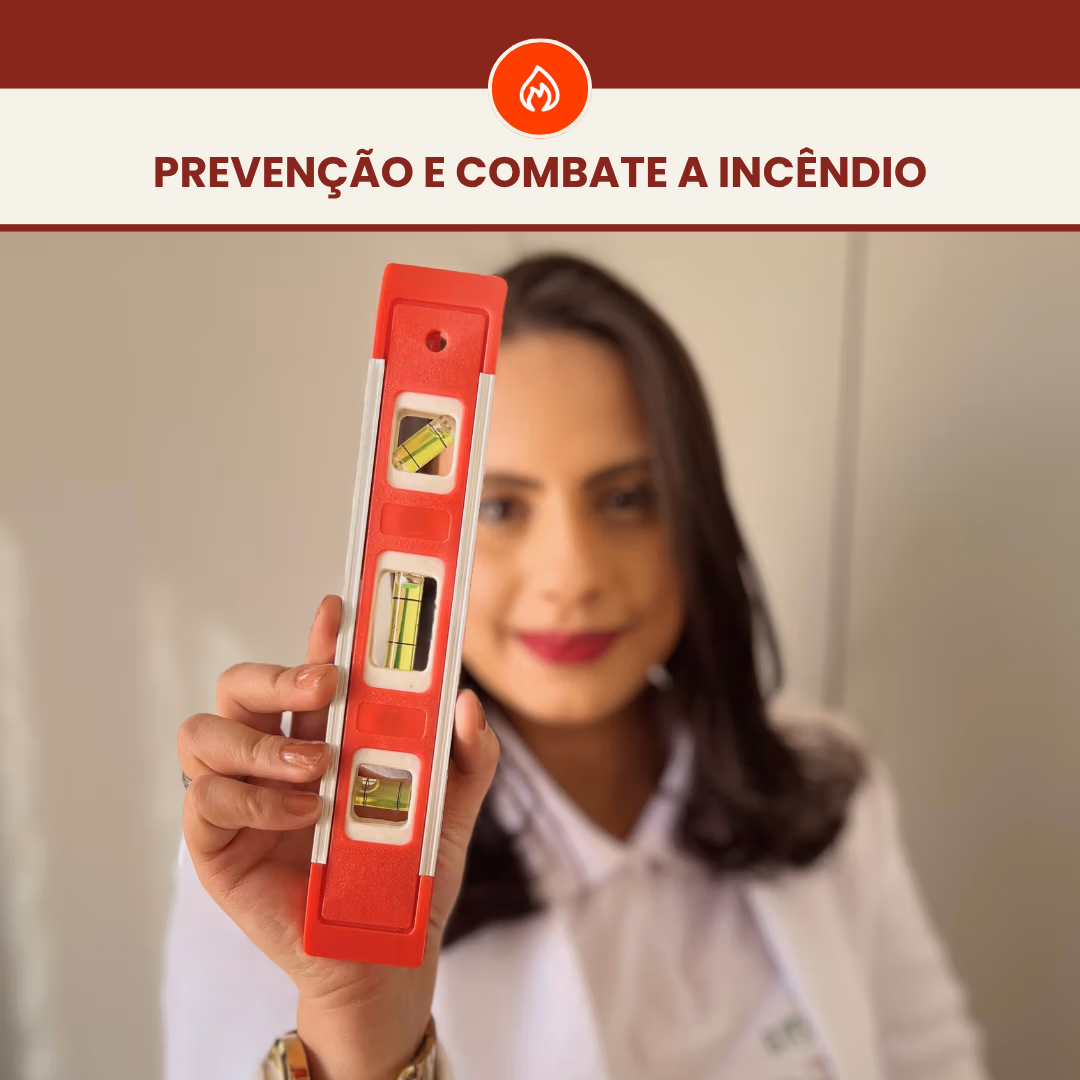 Consultora da BioFortte segurando um nível de bolha em primeiro plano, com foco no instrumento e fundo desfocado. No topo: Prevenção e combate a incêndio.
