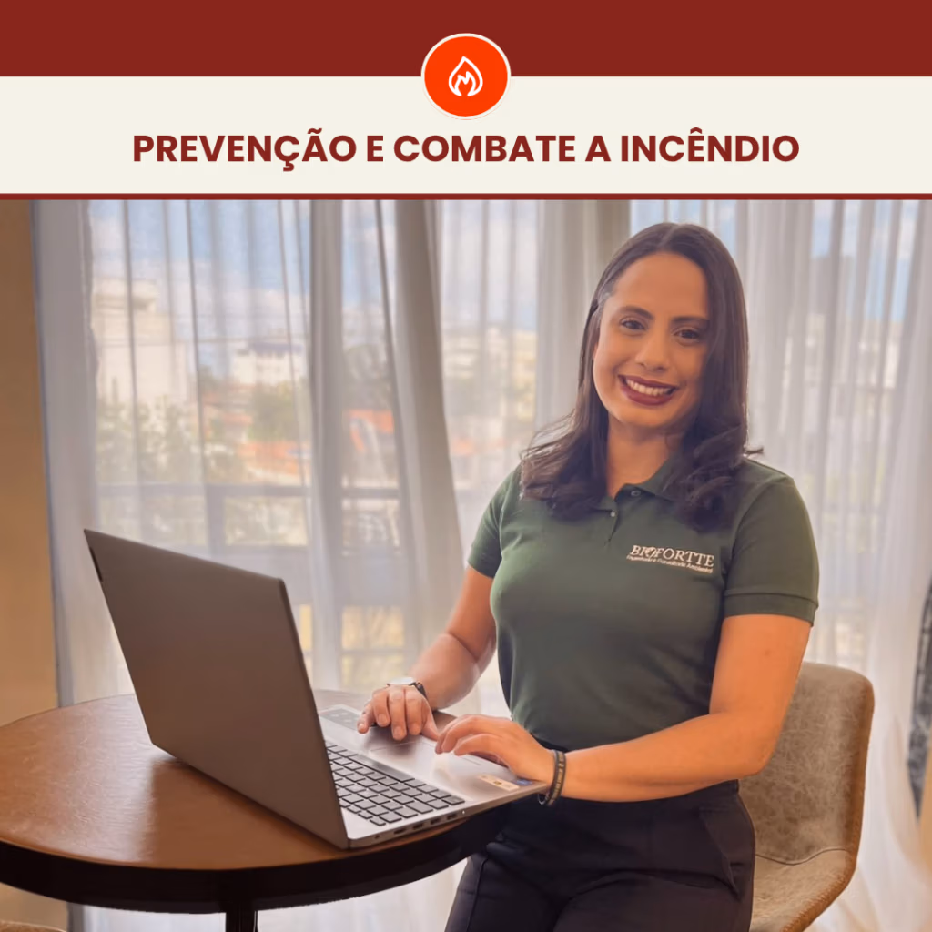 Projeto de Incêndio em Contagem | Indústria de Envase de Produtos Químicos 7 Consultora da BioFortte sorrindo enquanto utiliza notebook em ambiente corporativo. No topo: Prevenção e combate a incêndio.